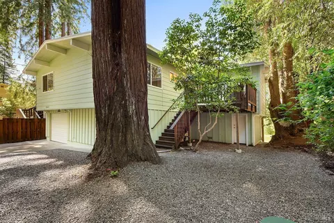 19625 Redwood Dr, Monte Rio, CA 95462