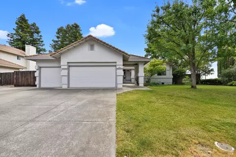 201 Fallen Leaf Dr, Vacaville, CA 95687