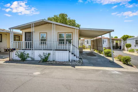 533 Colonial Park Dr NW, Santa Rosa, CA 95403