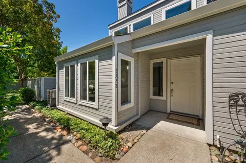 2328 Lakeview Dr, Santa Rosa, CA 95405
