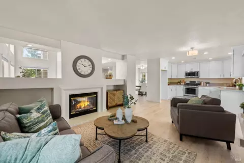 Living - 527 Bald Eagle Dr, Vacaville, CA 95688 photo 9 of 10