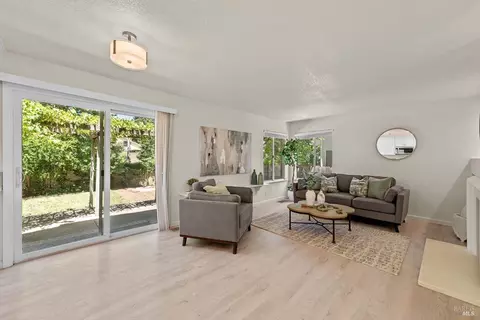 Living - 527 Bald Eagle Dr, Vacaville, CA 95688 photo 6 of 10