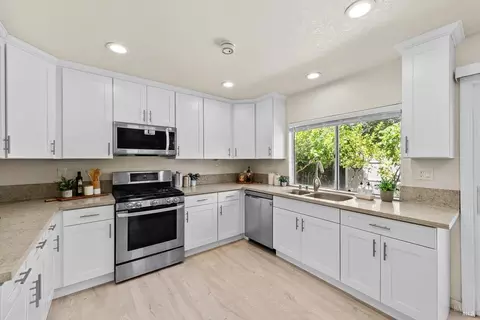 Kitchen - 527 Bald Eagle Dr, Vacaville, CA 95688 photo 2 of 9