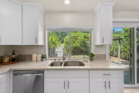 Kitchen - 527 Bald Eagle Dr, Vacaville, CA 95688 photo 6 of 9