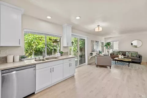Kitchen - 527 Bald Eagle Dr, Vacaville, CA 95688 photo 7 of 9