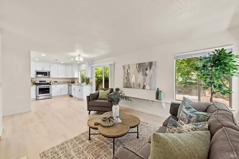 Living - 527 Bald Eagle Dr, Vacaville, CA 95688 photo 10 of 10