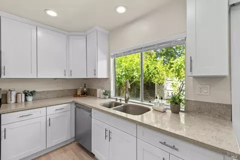 Kitchen - 527 Bald Eagle Dr, Vacaville, CA 95688 photo 4 of 9