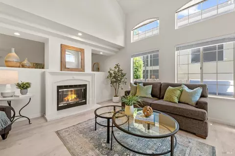 Living - 527 Bald Eagle Dr, Vacaville, CA 95688 photo 4 of 10
