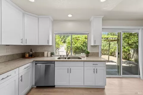 Kitchen - 527 Bald Eagle Dr, Vacaville, CA 95688 photo 5 of 9