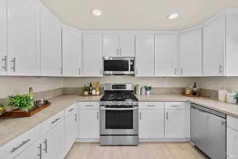 Kitchen - 527 Bald Eagle Dr, Vacaville, CA 95688 photo 3 of 9