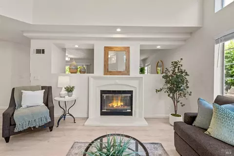Living - 527 Bald Eagle Dr, Vacaville, CA 95688 photo 5 of 10
