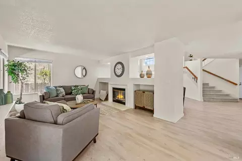 Living - 527 Bald Eagle Dr, Vacaville, CA 95688 photo 8 of 10
