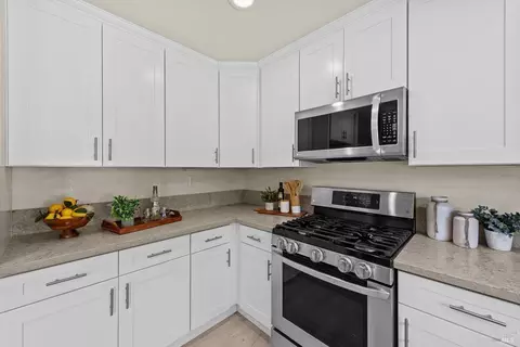 Kitchen - 527 Bald Eagle Dr, Vacaville, CA 95688 photo 8 of 9