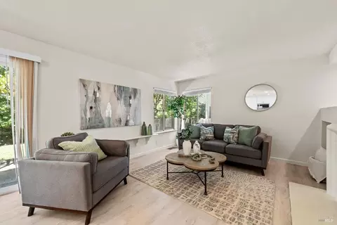 Living - 527 Bald Eagle Dr, Vacaville, CA 95688 photo 7 of 10