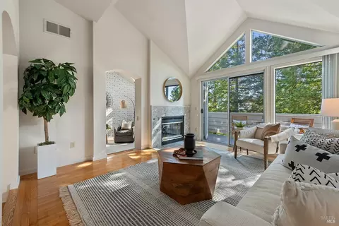 2012 Stonefield Ln, Santa Rosa, CA 95403