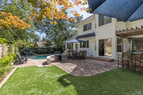 1017 Elsbree Ln, Windsor, CA 95492