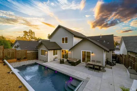 4842 Carriage Ln, Santa Rosa, CA 95403
