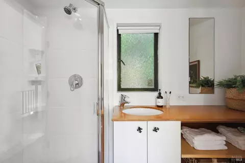 Bath - 12 Meadow View Ln, San Geronimo, CA 94963 photo 8 of 9
