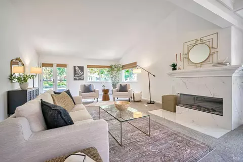9222 Lakewood Dr, Windsor, CA 95492