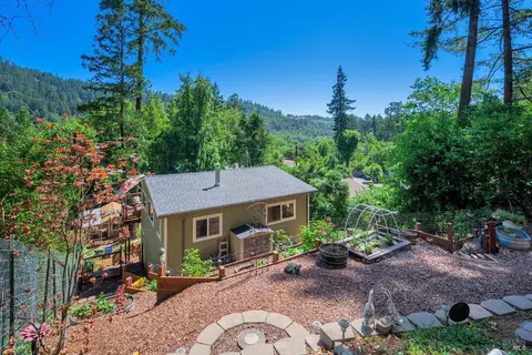 10177 Field Ln, Forestville, CA 95436