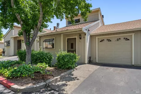 42 Acorn Cir, Petaluma, CA 94952