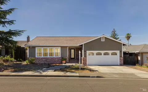 230 Pheasant Dr, Healdsburg, CA 95448