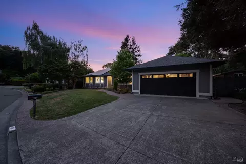 30 Adams Ln, Petaluma, CA 94952