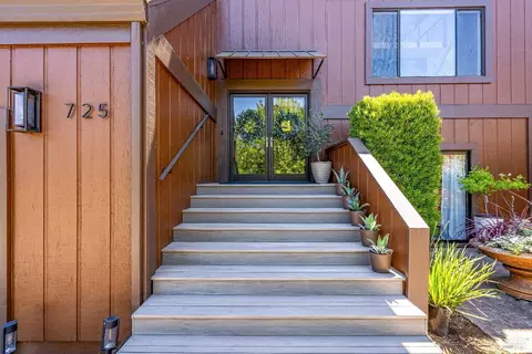 725 White Oak Dr, Santa Rosa, CA 95409