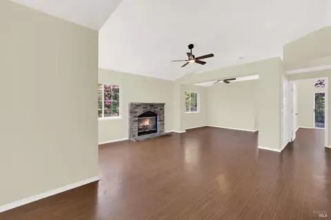 360 Hibiscus Ln, Suisun City, CA 94585