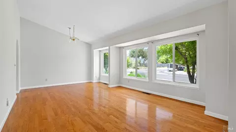 906 W Starburst Ct, Windsor, CA 95492 photo 3