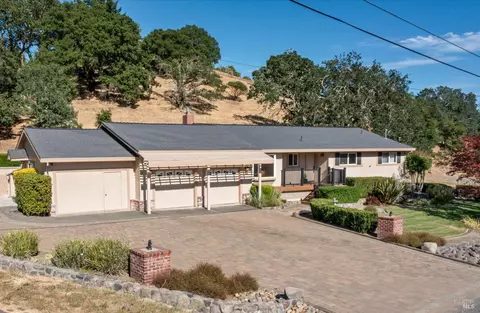 5078 Wilshire Dr, Santa Rosa, CA 95404