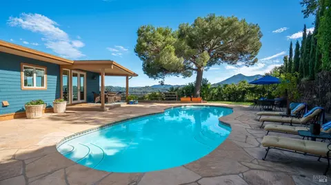 335 Fairhills Dr, San Rafael, CA 94901