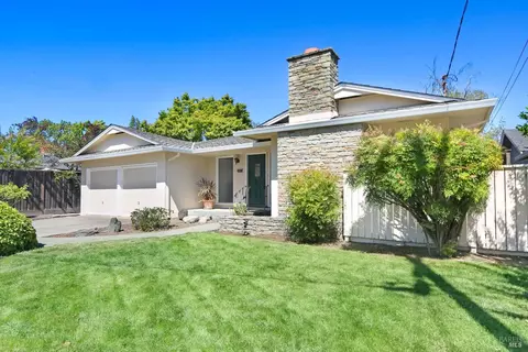 818 4th St E, Sonoma, CA 95476