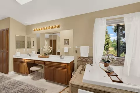 Bath - 1007 Cobblestone Ct, Vacaville, CA 95687 photo 4 of 7