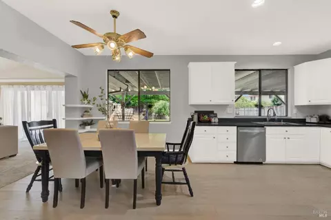 Dining - 1007 Cobblestone Ct, Vacaville, CA 95687 photo 4 of 6