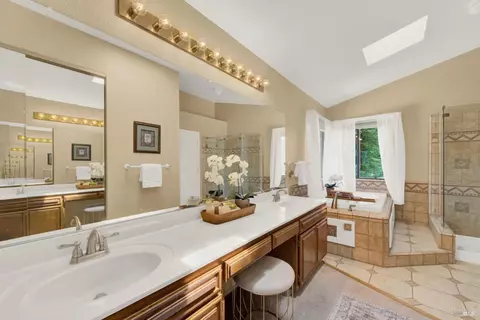Bath - 1007 Cobblestone Ct, Vacaville, CA 95687 photo 3 of 7
