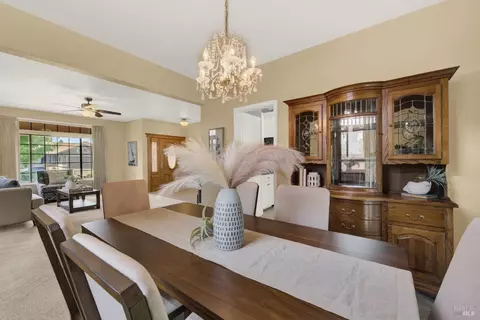 Dining - 1007 Cobblestone Ct, Vacaville, CA 95687 photo 3 of 6