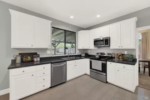 Kitchen - 1007 Cobblestone Ct, Vacaville, CA 95687 photo 4 of 5
