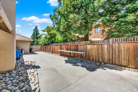 Exterior - 1007 Cobblestone Ct, Vacaville, CA 95687 photo 10 of 20