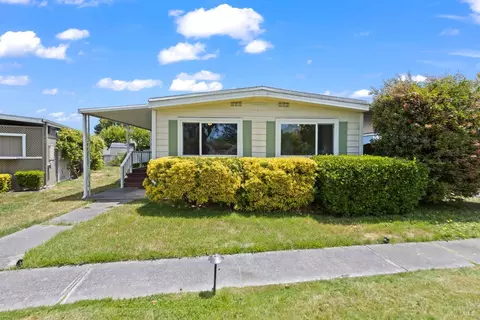 3 Oakwood Dr, Petaluma, CA 94954