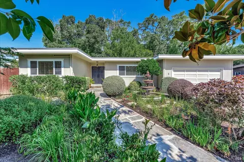 5 Esquire Ct, Novato, CA 94949