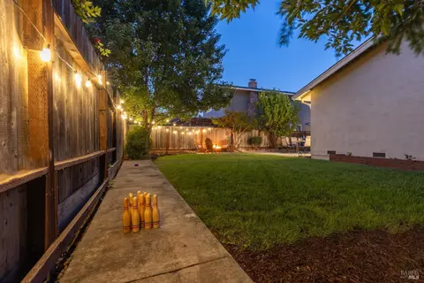 1031 Round Hill Cir, Napa, CA 94558