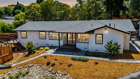 27-29 Berger Ln, Petaluma, CA 94952