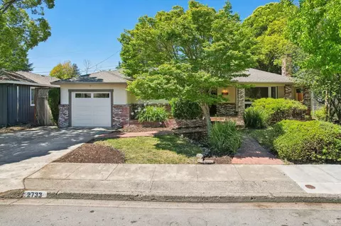 2733 Village Side Dr, Santa Rosa, CA 95405
