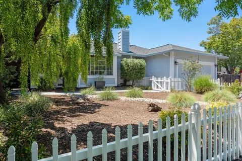 2085 Peterson Ln, Santa Rosa, CA 95403