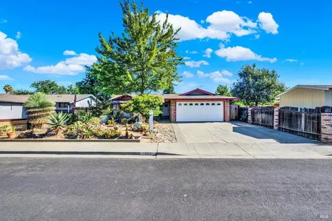 297 Cascade Dr, Vacaville, CA 95687 photo 2