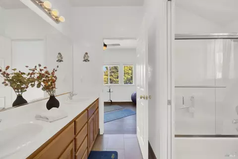 Bath - 2104 Fieldcrest Ave, Fairfield, CA 94534 photo 4 of 6
