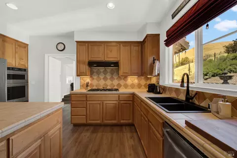 Kitchen - 2104 Fieldcrest Ave, Fairfield, CA 94534 photo 6 of 8