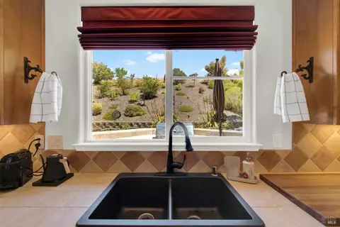 Kitchen - 2104 Fieldcrest Ave, Fairfield, CA 94534 photo 7 of 8