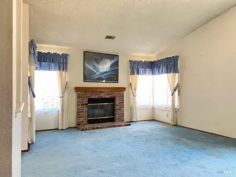 Living - 642 Hawk Dr, Vacaville, CA 95687 photo 2 of 10